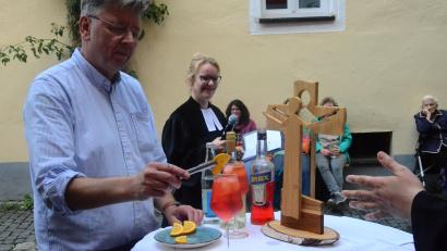 Bild: Kunz
Heinz "Heinzelmann" Stehbach demonstriert, wie man einen Aperol Spritz kreiert.