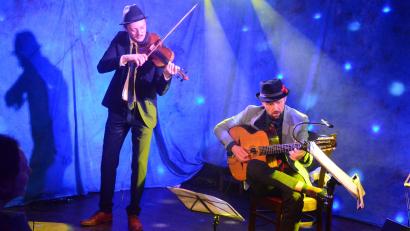 Bild: Kunz
Gitarrist und Komponist Henry Wolf und Violinist Markus Eichinger begeisterten auf der "Live Stage" mit virtuosen Klängen.