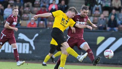 Bild: Hubert Ziegler
Jannik Meier (links) vom FC Amberg zieht ab, Kapitän Benedikt Sichert (rechts) vom FC Weiden-Ost geht energisch dazwischen. Aus: FC Amberg - FC Weiden-Ost 2:1.