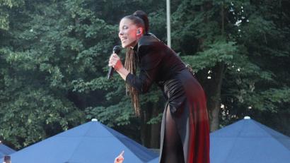 Bild: rhi
Die Künstlerin "LaFee" begeisterte rund 1500 Fans mit ihrem Konzert im Schlosspark in Schwarzenfeld.