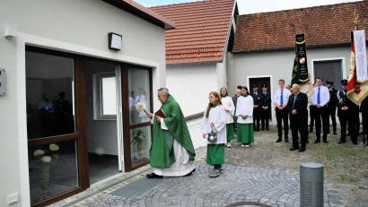 Bild: sche
Dem neuen Nebengebäude bei der Kirche in Aschach (im Bild das Obergeschoss mit der barrierefreien Toilettenanlage) gab Pfarrer Eduard Kroher den kirchlichen Segen.