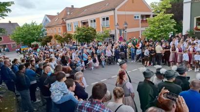 Bild: gz
Eine enorme Zuschauerkulisse verfolgte den Auftakt zum Eslarner Heimatfest.