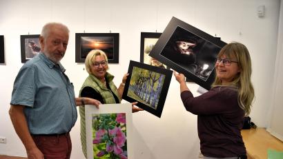 Bild: ubb
Vorsitzender Jürgen Kundrat, das älteste Mitglied Lisa Langer und die Zweite Vorsitzende Renate Bauer-Zölch (von links) beim Aufhängen und Verteilen der Fotos in den zwei Ausstellungsräumen des Museumsquartiers. Bis zur Vernissage am 8. August muss alles fertig sein.