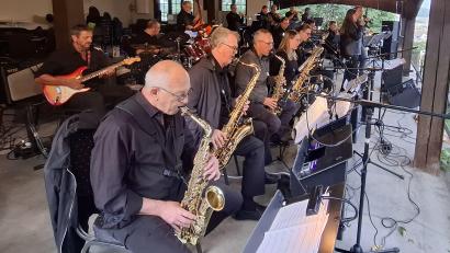 Bild: jua
Die „Swing-a-ling-ding-Bigband“ spielte mit ihren beiden Sängerinnen Sonja Möller und Andrea Künzl im "Sterngarten" in Nabburg.