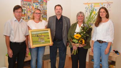 Bild: bnr
Bei einer kleinen Feierstunde verabschiedete Bürgermeister Reinhard Schwarz (Mitte) die bisherige Kindergartenleiterin Sabine Maderer (zweite von rechts) und führte ihre Nachfolgerin Agnes Klar (zweite von links) in ihr Amt ein. Mit im Bild sind Bernhard Prem, Sprecher des Elternbeirats, und Martina Schwarz von der VG Pfreimd, zuständig für den Bereich Kindergärten.