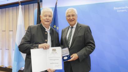 Bild: Giulia Iannicelli
Bayer. Staatsministerium des Innern, für Sport und Integration
Ordensverleihung in der Heinrich-Lades-Halle in Erlangen
30.07.2025 Links Reinhold Strobl, rechts Innenminister Joachim Herrmann.