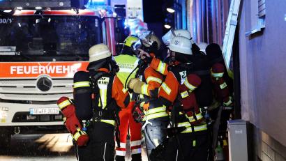 Bild: Ralf Hettler/dpa
Beim Löschen des Brands bewarf der Bewohner Feuerwehrleute mit Gegenständen und verletzte zwei von ihnen leicht.