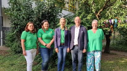 Bild: Inha Nehrei
Von links: Melanie Benz (Projektkoordination Büro), Dora Praller (Vermittlungen), Elisabeth Triller (Leitung Freiwilligenagentur), Torsten Wolf (Teamleiter Wohnungsbau und Siedlungswerk Werkvolk eG), Andrea Schuppe (Seniorenbeauftragte Wohnungsbau und Siedlungswerk Werkvolk eG).