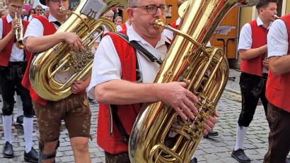 Bild: pop
Die Blaskapelle führte den Festzug an.