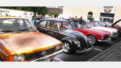 Bild: gf
Unzählige Besucher drängten sich durch die im Gelände der Brauerei aufgereihten Oldtimer