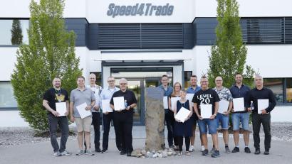 Bild: Speed4Trade
Stefan Sommer (Fünfter von links) und Sandro Kunz (Erster von rechts), die beiden Gründer und Geschäftsführer von Speed4Trade, ehrten die diesjährigen Jubilare für zehn und zwanzig Jahre Firmenzugehörigkeit.