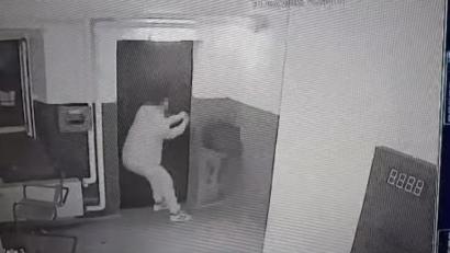 Screenshot: Kamera Fluchthaus Weiden
Die Videokamera im Fluchthaus Weiden filmte den Einbrecher während der Tat.