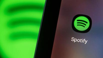 Bild: Fabian Sommer/dpa
Der Preis für Spotify-Abos steigt im September. (Archivbild)