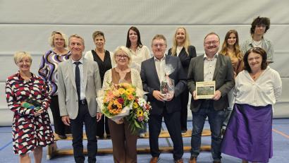 Bild: khg
Nach der feierlichen Verabschiedung, hinten von links: Barbara Streit, Iris Rittner, Sekretärin Bettina Rösch, Konrektorin Claudia Neidl, die Schülersprecher Raluca Nan und Ricardo Nunez. Vorne von links: Michaela Bergmann, Schulamtsdirektor Gerald Haas, Rektorin Petra Ligensa, Erster Bürgermeister Hans-Martin Schertl (Vilseck), Bürgermeister Uwe König (Freihung) und Organisatorin Edith Ruppert-Groher.