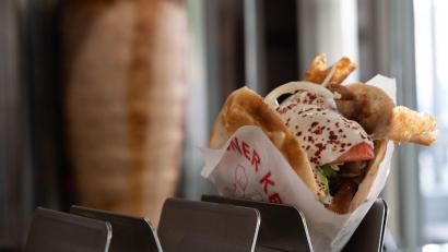 Bild: Markus Lenhardt/dpa
Ein Klassiker der deutschen Imbisskultur: Der Döner gehört für viele zum Alltag – doch in dem schnellen Snack steckt harte Arbeit. (Archivbild)