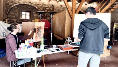 Bild: Moritz Kellner
Die Kunststudenten der Uni Regensburg sind ins Kloster Speinshart umgezogen, um in der ganz besonderen Atmosphäre ihrer Kreativität freien Lauf zu lassen.