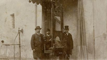 Bild: Stadtarchiv Amberg
Scharfrichter Franz Xaver Reichhart (rechts) und seine Gehilfen vor dem Schafott im Innenhof der Fronfeste in Amberg. Noch heute erinnert ein Baldachin an die Stelle, an der die Hinrichtungen stattfanden.