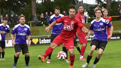 Bild: ham
Stoyan Stoykov (Mitte) konnte auf dem Feld für den TV Nabburg mitwirken, während Mit-Trainer Ralph Egeter angeschlagen von außen die Kommandos geben musste. Erfolgreich war's: Die Nabburger rangen den TSV Detag Wernberg mit 4:2 nieder.