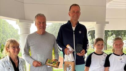 Bild:  Henn
Norbert Henn (Mitte) sicherte sich bei der Deutschen Seniorenmeisterschaft im Tennis den Titel in der Klasse Herren 65.