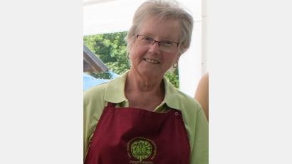 Bild: Fred Lehner
Beim Ausbacken der Hollerkücheln im Kreislehrgarten beim Hollerküchlfest des Obst- und Gartenbauvereins Floß und Umgebung ist Hannelore Geisler in ihrem Element.