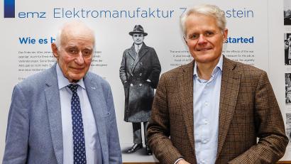 Archivbild: Hösamer
Drei Generationen haben die EMZ vom kleinen Lohnunternehmer zum Global Player gemacht. Ernst Hanauer (links) und Thomas Hanauer (rechts) führten und führen fort, was Ernst Hanauer sen. (auf der Tafel im Hintergrund) vor über 75 Jahren in Zangenstein aus der Taufe gehoben hat.