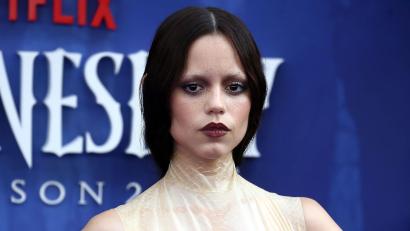 Bild: Fred Duval/SOPA Images via ZUMA Press Wire/dpa
Jenna Ortega bei der Weltpremiere von „Wednesday“ in London. (Archivbild)
