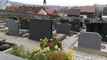 Archivbild: Gertraud Portner
Auf den Friedhöfen in Schönsee (Bild) und Gaisthal sind wiederholt Blumen und Blumenschmuck von Gräbern verschwunden