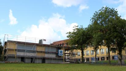 Bild: lep
Gegenüber der Grundschule entsteht der Neubau der Offenen Ganztagsschule. Ein Ort, an dem Kinder nicht nur lernen, sondern sich auch wohlfühlen sollen.