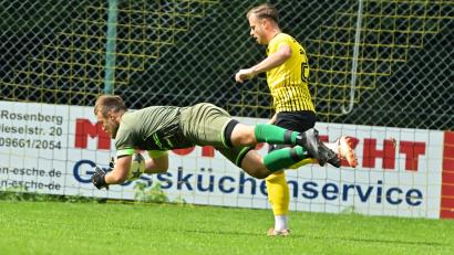 Bild: Hubert Ziegler
EIne Szene aus der Kreisklasse Süd: Der Etzelwanger Torhüter und Kapitän Lukas Wittmann (links) kommt mit einer spektakulären Flugeinlage vor Tobias Hüttner vom SV Kauerhof an den Ball.