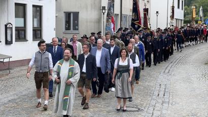 Bild: hdk
Ein langer Festzug formierte sich zum ökumenischen Gottesdienst auf dem Marktplatz.
