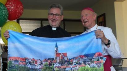 Archivbild: bph
Bei einem Besuch zum 90. Geburtstag vor sechs Jahren überreichte Pfarrer Hannes Lorenz unter anderem auch ein Handtuch mit der Ansicht von Nabburg, der Heimatstadt Fritz Lobingers (rechts)