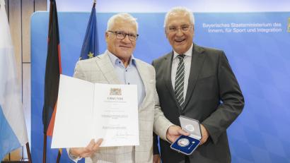 Bild: Giulia Iannicelli
Norbert Gradl (links) bekam vom bayerischen Innenminister Joachim Herrmann die Kommunale Verdienstmedaille in Silber überreicht..