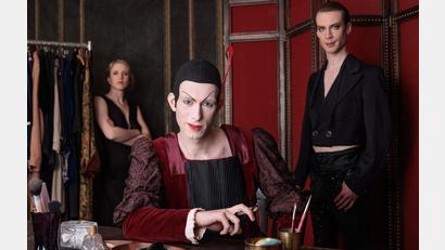 Bild: Philipp Plum/exb
Mit der preisgekrönten "Mephisto"-Revue des Neuen Globe Theaters Potsdam hebt sich im Stadttheater Amberg der Vorhang zur neuen Saison.