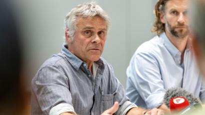 Bild: Daniel Karmann/dpa
Der Direktor des Nürnberger Tiergartens, Dag Encke, hat nach der Tötung von Pavianen Morddrohungen erhalten. Rechts neben ihm sitzt sein Stellvertreter Jörg Beckmann. (Archivbild)