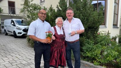 Bild: Stefanie Gradl
Viele Glückwünsche bekam Maria Wiesnet zu ihrem Ehrentag. Auch Pater Jimmy (links) und Bürgermeister Hans-Martin Schertl gratulierten der rüstigen Jubilarin.