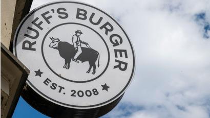 Bild: Peter Kneffel/dpa
Aus Burgerheart wird Ruff's Burger.