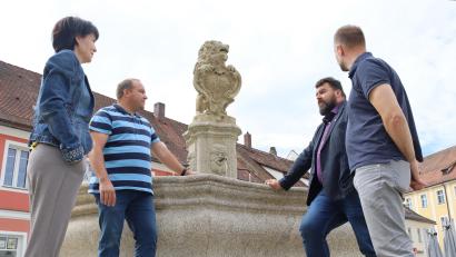 Bild: mfh
Die verantwortlichen Begleiter der Sanierung des Löwenbrunnens in Sulzbach-Rosenberg freuen sich über das abgeschlossene Projekt (von links): Christine Schaller-Kokesch (Planung und Projektsteuerung), Martin Remer (Installation und Verrohrung, Stadtwerke), Bürgermeister Stefan Frank und Matthias Seitz (Stadtbaumeister).