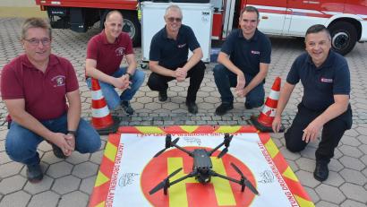 Bild: jr
Kreisbrandrat Stefan Gleißner (von links), Kreisbrandinspektor Klaus Schicker, Pilot Karl Schiml, Vorsitzender Sven Jäger und Kommandant Stefan Kreuzer präsentieren stolz die neue Drohne .