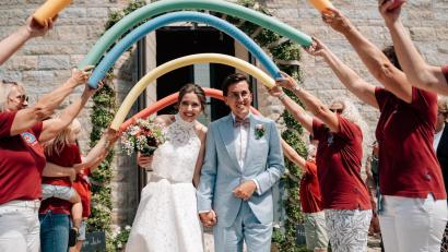 Bild: Jürgen Lober
Sophia Buhr und Lukas Lober aus Wiesau haben geheiratet. Nach der kirchlichen Trauung standen Freunde von der Wasserwacht Wiesau Spalier für das Paar.