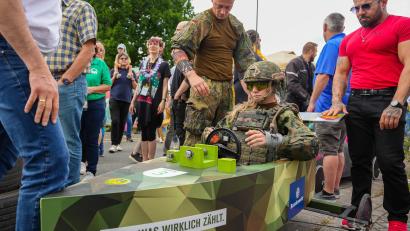 Archivbild: Marco Meier
Mit der "Seifenkobra" nahm die Karriereberatung der Bundeswehr beim Weidener Seifenkistenrennen teil.