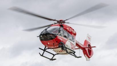 Bild: Daniel Karmann/dpa
Ein Rettungshubschrauber flog die Rollerfahrerin nach dem Unfall ins Klinikum Würzburg. (Symbolbild)