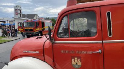 Bild: aub
Ob bei Sonne oder Regen – beim Hallenfest der Feuerwehr Nabburg ist eine Fahrt mit dem modernen Löschfahrzeug (im Hintergrund) immer ein beliebter Programmpunkt. Da lohnt sich auch das Schlange stehen.