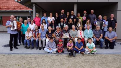 Bild: bkr
Günter Hartmann feierte mit seiner Frau Rita (sitzend, Bildmitte) sowie der großen Familie seinen 90. Geburtstag. Für Musik sorgten Markus Schraml und Oswald Kopp mit ihren Akkordeons.
