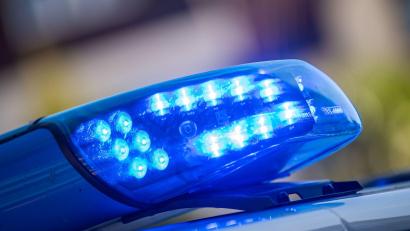 Bild: Lino Mirgeler/dpa
Ein geparkter Ford Fiesta wurde in Selb beschädigt. Der Unfallverursacher flüchtete.
