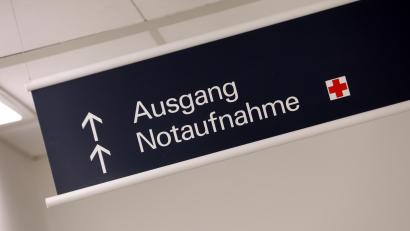 Symbolbild: Karl-Josef Hildenbrand/dpa
Ein Schild weist auf eine Notaufnahme in einer Klinik hin. Im sogenannten "Tortellini-Fall" rückte ein Oberpfälzer Krankenhaus in den Fokus der Ermittler.
