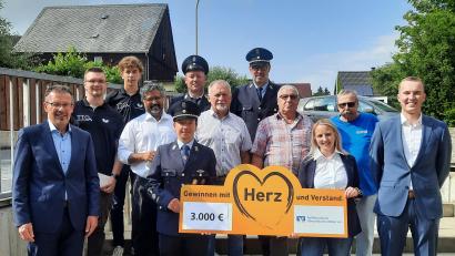Bild: fpoz
Das Bild zeigt die Abordnungen der Vereine und Verbände mit dem Vorsitzenden Joachim Geyer (links) und Geschäftsstellenleiter Lukas Anzer (rechts).