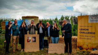 Bild: Dotzler
Mit der "Lemon Challenge", einem beherzten Biss in Zitronen, machten Teilnehmer aus der Region am Maislabyrinth Fensterbach auf die Situation von ME/CFS-Betroffenen in Ostbayern aufmerksam.
