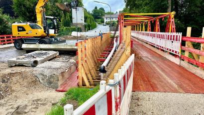 Bild: Gabi Schönberger
Unübersehbar: Die Floßbrücke in der Fabrikstraße in Neustadt ist Baustelle. Für Fußgänger und Radfahrer ist ein Behelfsübergang aufgebaut. Auch weil die Baustelle eigentlich erst nächstes Jahr an der Reihe gewesen wäre, kam es jetzt zu einem Nachtragshaushalt.