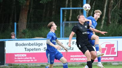 Archivbild: Dieter Jäschke
Unglücksrabe Maximilian Bauer (Mitte) sah beim Pokalfight gegen den Regionalligisten Hankofen-Hailing die Rote Karte.