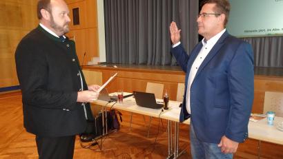 Bild: ui
Landrat Andreas Meier vereidigt Oliver Mutterer (rechts) als Kreisrat.